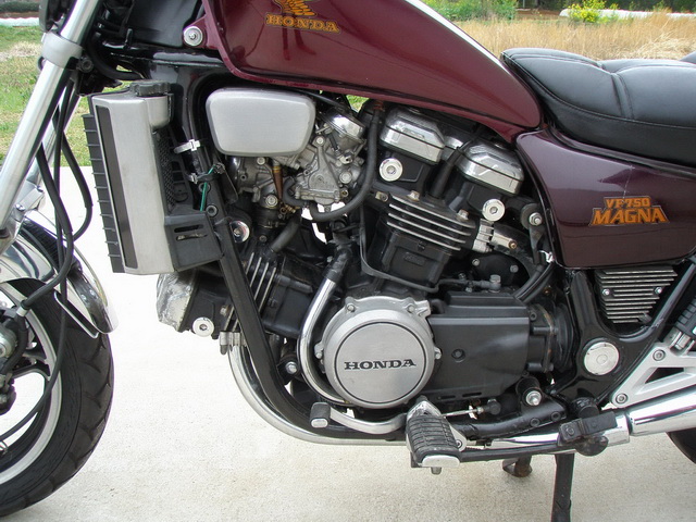 Купить мотоцикл Honda VF750 Magna 1982 фото 13